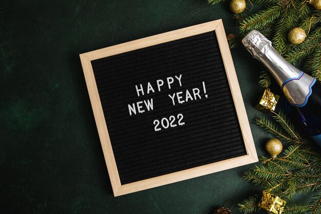 Briefbrett neues Jahr 2022 und Weihnachtskonzept. Top horizontale Ansicht Exemplar Weihnachtsschmuck, Pelzbaum, Champagner