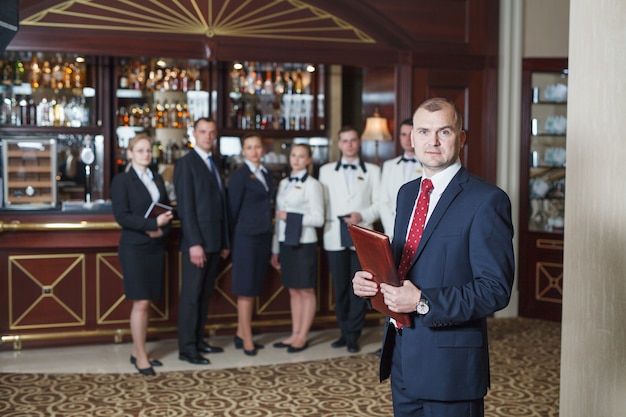 Briefing-Personal in Hotel und Restaurant.
