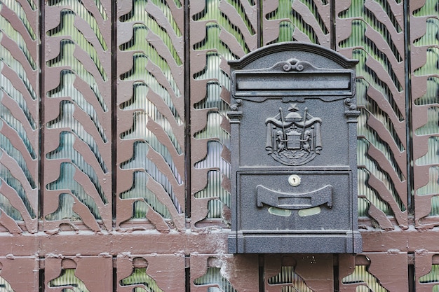 Briefkasten, der an der Wand hängt