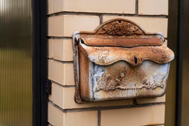 Briefkasten eines Privathauses ein Briefkasten aus schwarzem Metall, der am Zaun eines Privathauses installiert ist