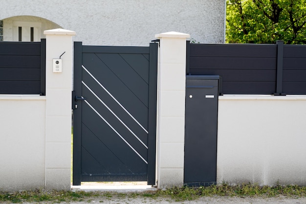 Briefkasten Vorort Tür grau dunkel Metall Alu Haus mit Großformat Briefkasten Riesen Briefkasten