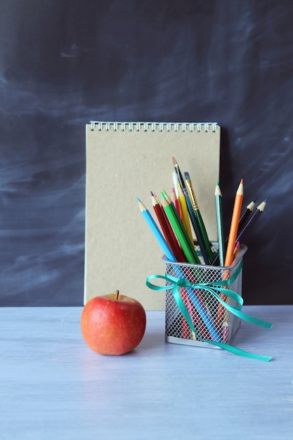 Briefpapier Apfel auf Schultafel Hintergrund Lernkonzept zurück in die Schule