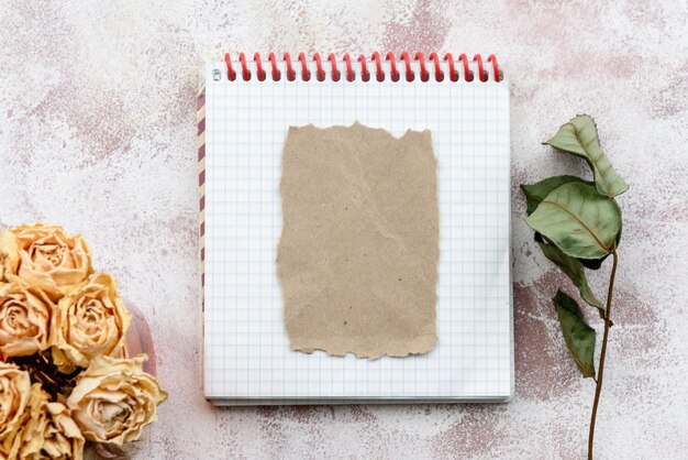 Briefpapier romantischer zarter Hintergrund, sauberes Notizbuch und gelbe Rosen Draufsicht, Nahaufnahme und Kopierbereich