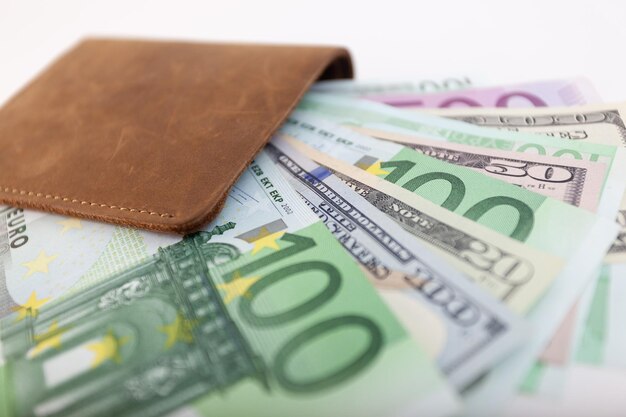 Brieftasche mit Euro und Dollar, die herausragen, isoliert