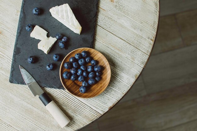 Briekäse mit Schimmel und Blaubeeren auf dem Tisch