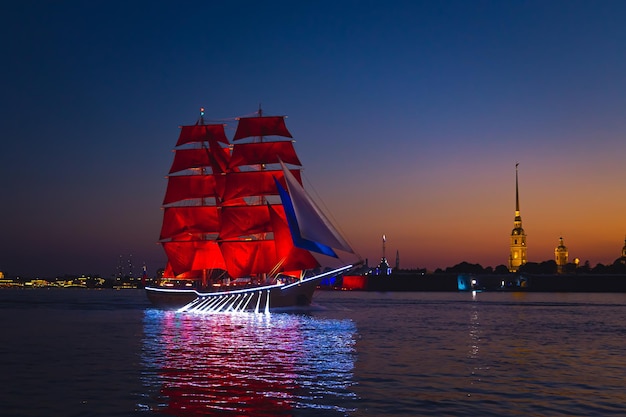 Brig con velas escarlatas en las aguas del río Neva Ensayo para la fiesta de graduación San Petersburgo Rusia 25 de junio de 2021