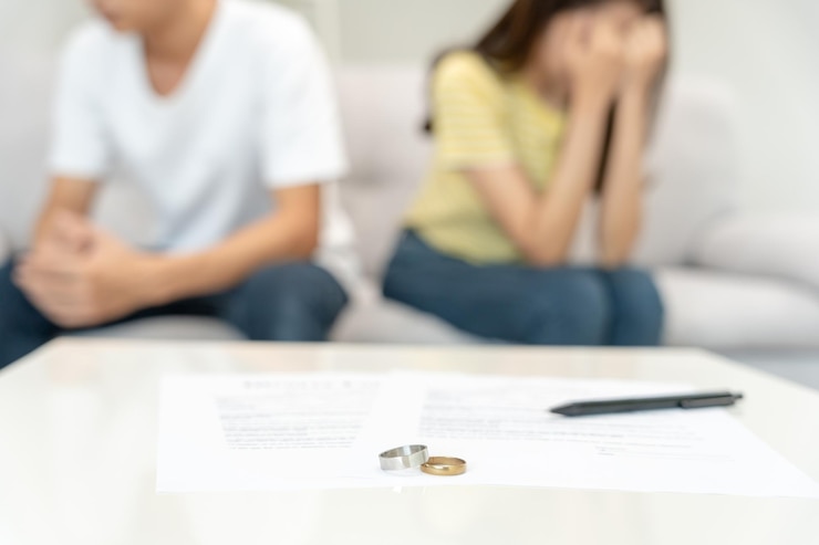 Foto briga divórcio marido e mulher removem aliança casais desesperados e decepcionados após o casamento documento do divórcio chateado e frustrado após conflito desconfiança problemas amorosos traições
