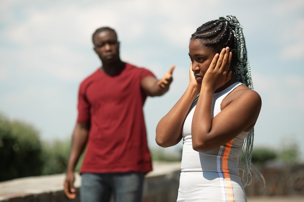 briga entre um homem e uma mulher em um parque de verão