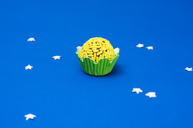 Brigadeiro Amarelo, doces de festa de aniversário, fundo azul, Bandeira Do Brasil, Copa Do Mundo