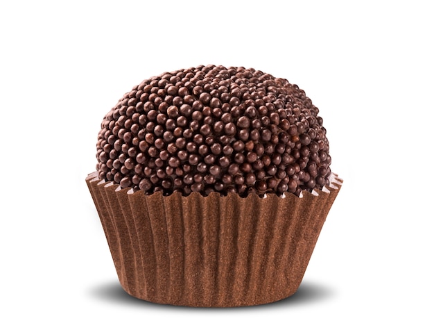 Brigadeiro brasileiro tradicional isolado na superfície branca