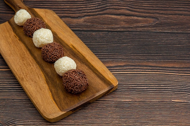 brigadeiro brasileño y beijinho en tabla de cortar alineados