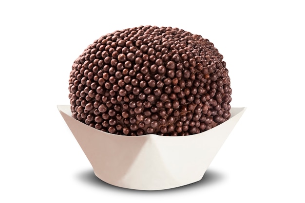 Brigadeiro brasileño tradicional aislado en superficie blanca