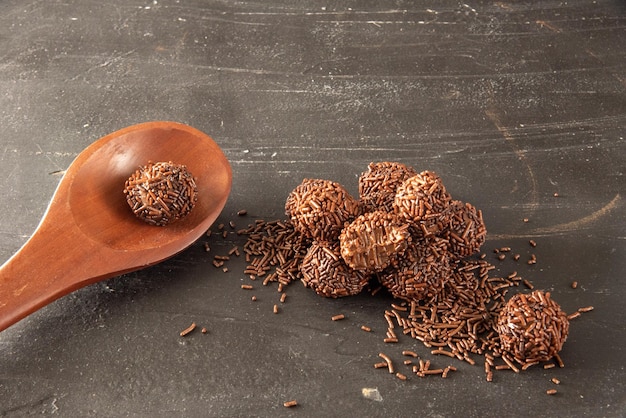 Foto brigadeiro brigadeiro caramelos de chocolate dulce tradicional brasileño sobre fondo oscuro