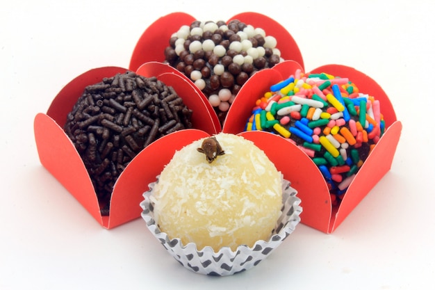 Brigadeiro (brigadeiro), doce de chocolate típico da culinária brasileira