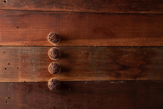 Brigadeiro Brigadeiro Doce Tradicional Brasileiro Alinhado em uma tábua de madeira