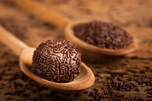 Brigadeiro de chocolate en cuchara de madera Brigadeiro dulce tradicional brasileño