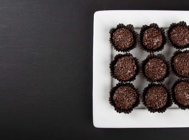 Brigadeiro. Chocolate doce tradicional brasileiro. Chocolate granulado.