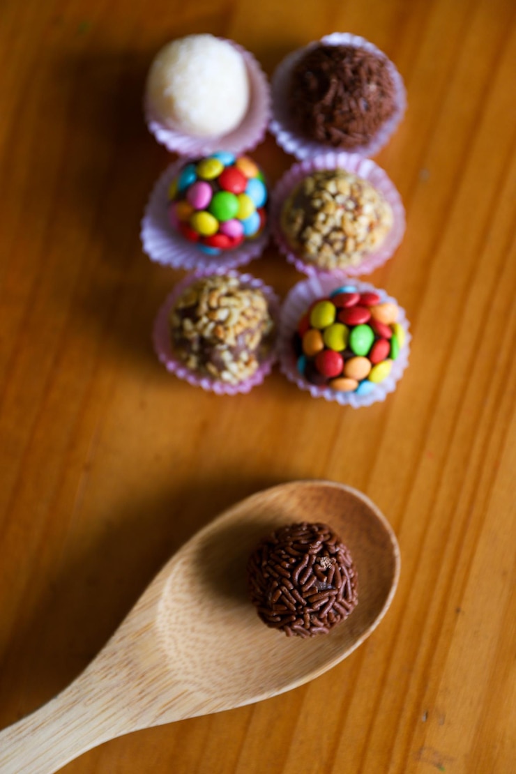 Foto brigadeiro, chocolate doce tradicional brasileiro para festa infantil