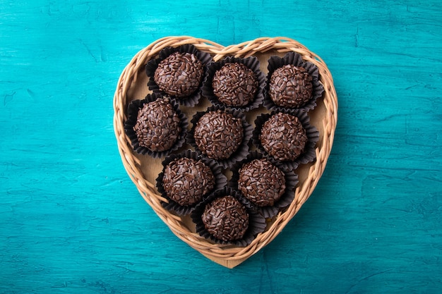 Brigadeiro Chocolate dulce tradicional brasileño en canasta en forma de corazón.