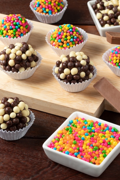 Foto brigadeiro colorido brasileiro (brigadeiro), foco seletivo.