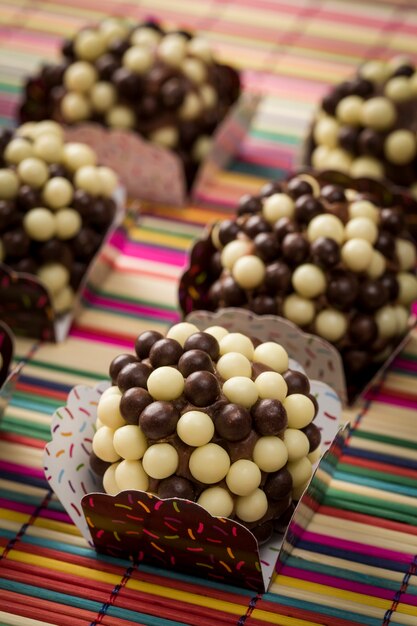 Brigadeiro crujiente un dulce brasileño.