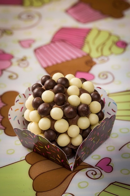 Brigadeiro crujiente un dulce brasileño.