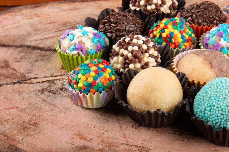 Brigadeiro. Doce tradicional brasileiro. Doces de festa variados.