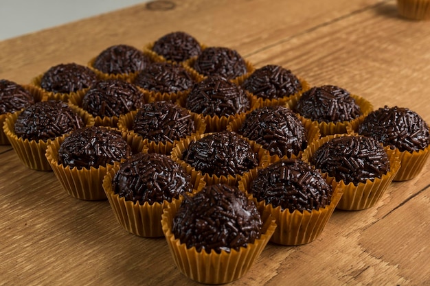 Brigadeiro un dulce brasileño hecho de chocolate en un escritorio de madera Versión vegana