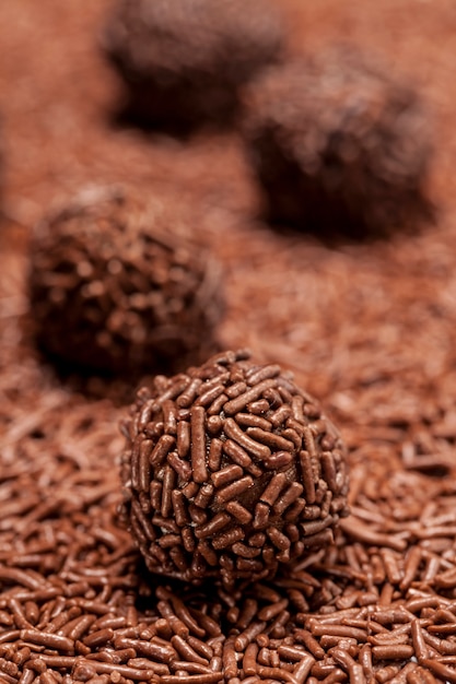 Brigadeiro un dulce brasileño sobre chispas de chocolate.