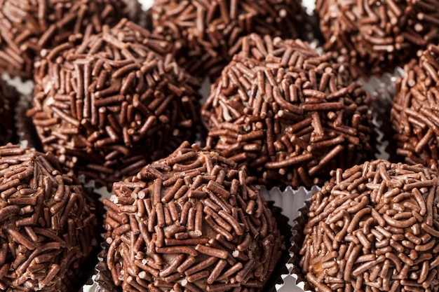 Brigadeiro un dulce brasileño, sobre un fondo blanco.