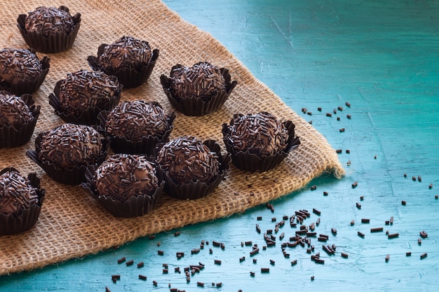 Brigadeiro dulce tradicional brasileño en el cuadro azul.