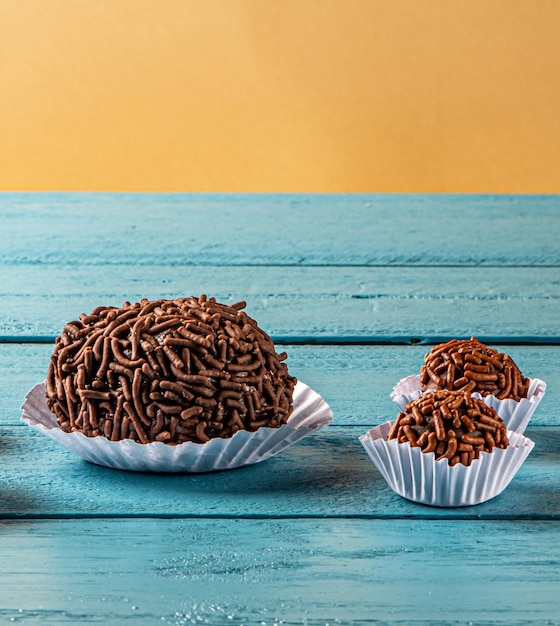 BRIGADEIRO uno de los dulces más típicos de la cocina brasileña a base de chocolate y leche condensada