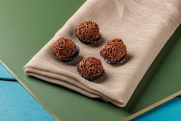 BRIGADEIRO uno de los dulces más típicos de la cocina brasileña a base de chocolate y leche condensada