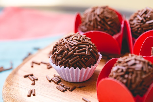 Brigadeiro gourmet brasileiro em close-up. Comida brasileira, sobremesa.