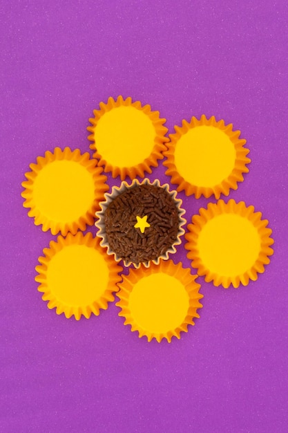 Brigadeiro gourmet, doce tradicional brasileiro, vista de cima, fundo roxo