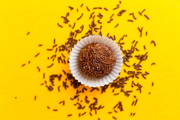 Brigadeiro gourmet em fundo amarelo