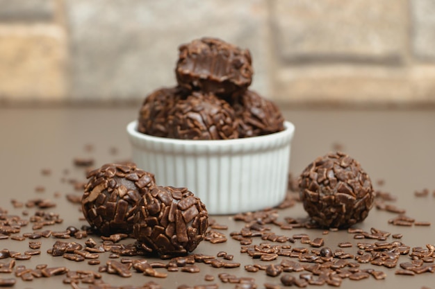 Brigadeiro Gourmet, mit Schokoladenflocken. Schokoladenbrigade.