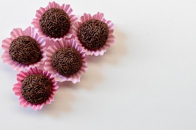 Brigadeiro ist ein brasilianischer Pralinen-Brigadier, der mit Draufsicht aus Schokoladenstreuseln bedeckt ist