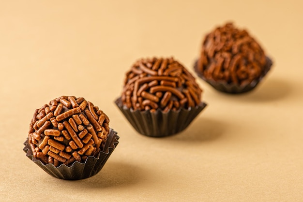 BRIGADEIRO ist eine der typischsten Süßigkeiten der brasilianischen Küche auf Basis von Schokolade und Kondensmilch