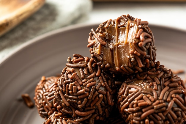 Brigadeiro, köstlicher traditioneller Dessert-Partysnack mit Streuseln