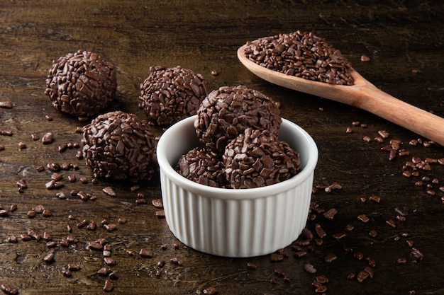 Brigadeiro.tradicional chocolate doce brasileiro. chocolate granulado.