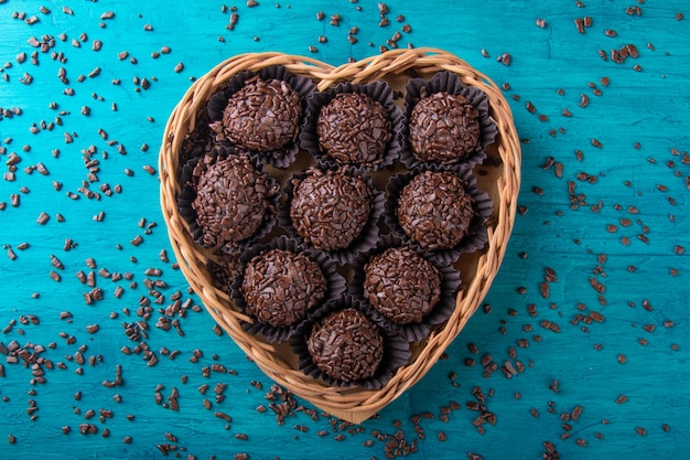 Brigadeiro. tradicional chocolate doce brasileiro em cesta em forma de coração.