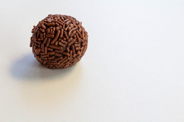 Brigadeiro tradicional doce brasileiro em fundo branco