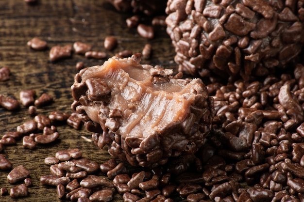 Brigadeiro.Traditionelle brasilianische süße Schokolade. Granulierte Schokolade.