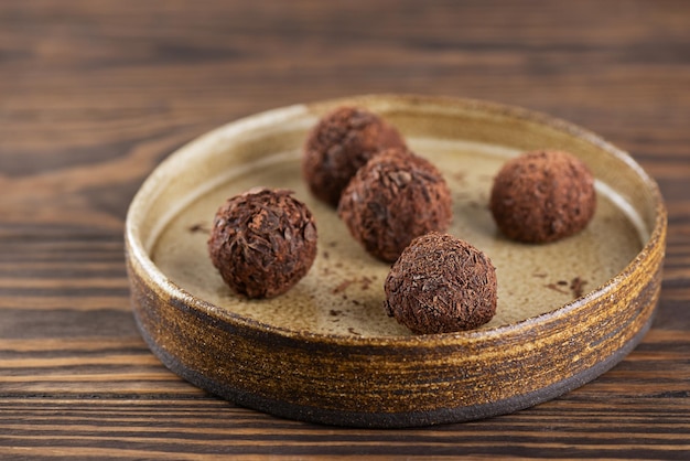 Brigadeiro trufa de chocolate brasileiro em uma mesa de madeira