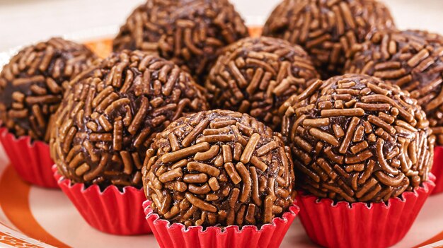 Brigadeiro trufado para festa infantil brasileira ou bombom de chocolate feito com leite condensado e chocolate granulado doce para festa infantil macro fotografia