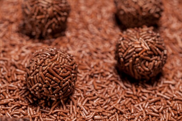 Brigadeiro um doce brasileiro com granulado de chocolate.