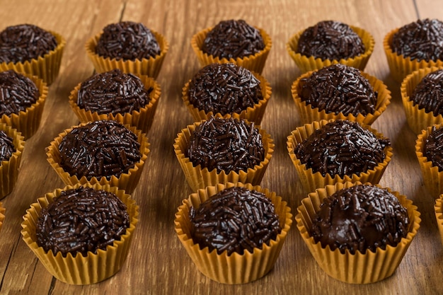 Brigadeiro um doce brasileiro feito de chocolate em uma mesa de madeira Versão vegana