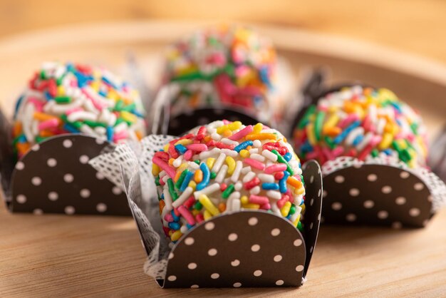 Foto brigadeiros schöne bunte süßigkeiten auf rustikalem holz selektiven fokus