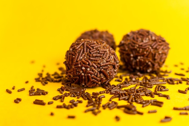 Brigadeiros sobre fondo amarillo.